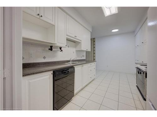 21-120 Beddoe Drive, Hamilton, ON - Indoor Photo Showing Kitchen With Double Sink