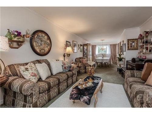 2348 Tweedsmuir Court, Burlington, ON - Indoor Photo Showing Living Room