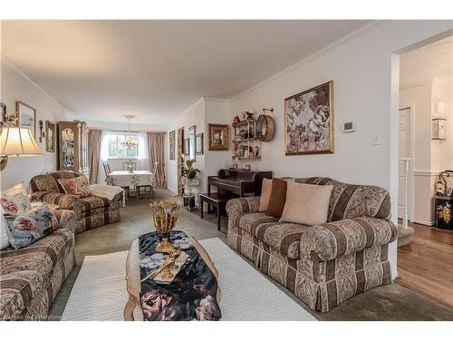 2348 Tweedsmuir Court, Burlington, ON - Indoor Photo Showing Living Room