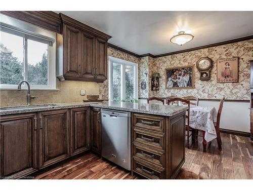 2348 Tweedsmuir Court, Burlington, ON - Indoor Photo Showing Kitchen