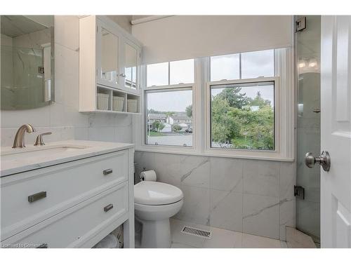 2348 Tweedsmuir Court, Burlington, ON - Indoor Photo Showing Bathroom