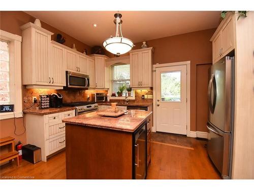 152 Homewood Avenue, Hamilton, ON - Indoor Photo Showing Kitchen