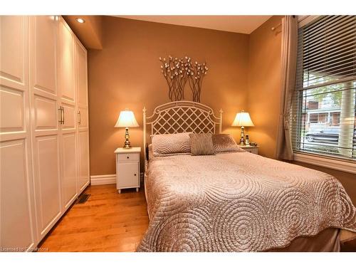 152 Homewood Avenue, Hamilton, ON - Indoor Photo Showing Bedroom