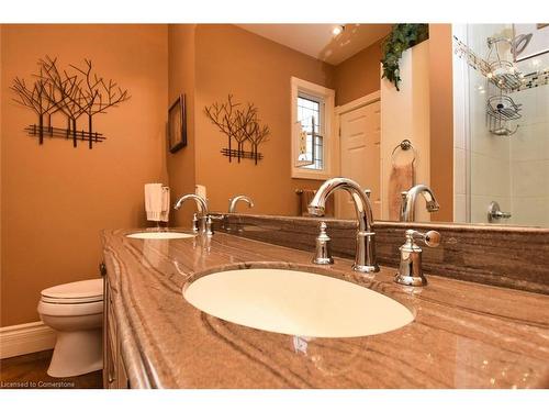 152 Homewood Avenue, Hamilton, ON - Indoor Photo Showing Bathroom