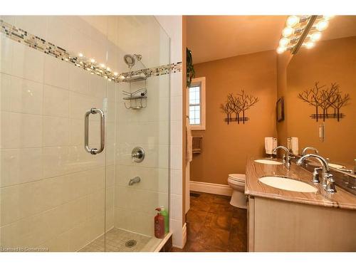 152 Homewood Avenue, Hamilton, ON - Indoor Photo Showing Bathroom