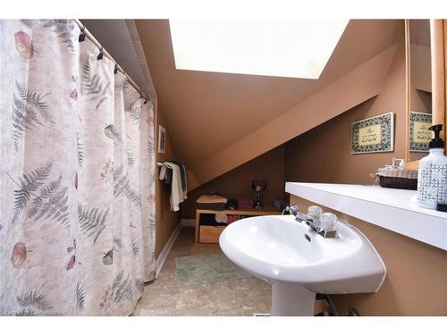 152 Homewood Avenue, Hamilton, ON - Indoor Photo Showing Bathroom