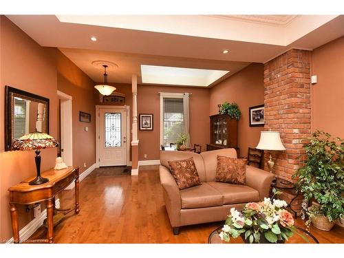 152 Homewood Avenue, Hamilton, ON - Indoor Photo Showing Living Room