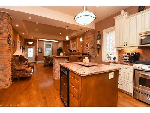 152 Homewood Avenue, Hamilton, ON - Indoor Photo Showing Kitchen