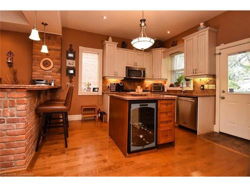 152 Homewood Avenue, Hamilton, ON - Indoor Photo Showing Kitchen