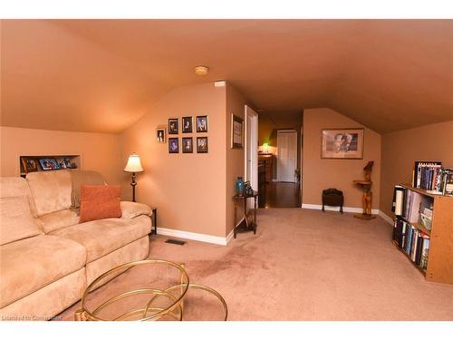 152 Homewood Avenue, Hamilton, ON - Indoor Photo Showing Living Room