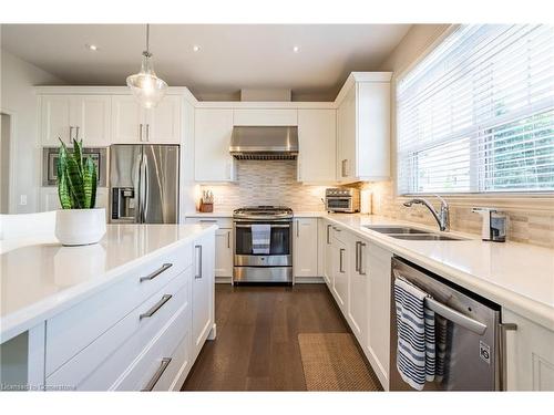 27 Willow Bank Common, St. Catharines, ON - Indoor Photo Showing Kitchen With Stainless Steel Kitchen With Double Sink With Upgraded Kitchen