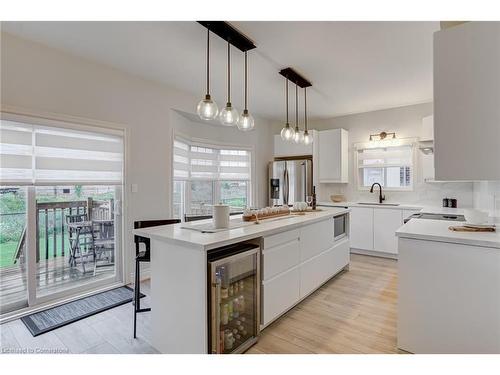 155 Lametti Drive, Fonthill, ON - Indoor Photo Showing Kitchen With Upgraded Kitchen