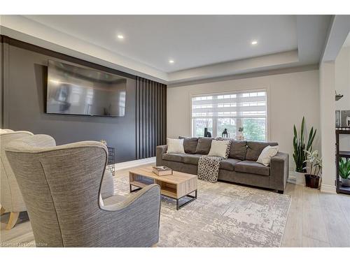 155 Lametti Drive, Fonthill, ON - Indoor Photo Showing Living Room