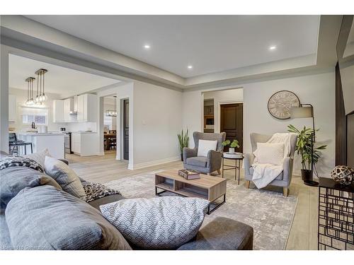 155 Lametti Drive, Fonthill, ON - Indoor Photo Showing Living Room