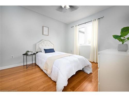 2960 Glover Lane, Burlington, ON - Indoor Photo Showing Bedroom