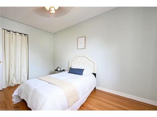 2960 Glover Lane, Burlington, ON - Indoor Photo Showing Bedroom