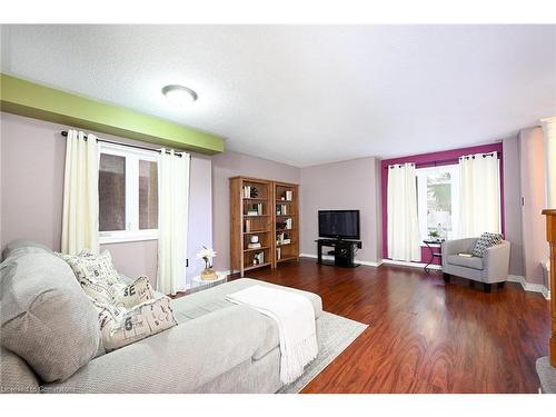 2960 Glover Lane, Burlington, ON - Indoor Photo Showing Living Room