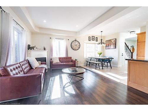 4000 Alexan Crescent, Burlington, ON - Indoor Photo Showing Living Room