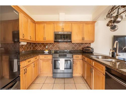 4000 Alexan Crescent, Burlington, ON - Indoor Photo Showing Kitchen With Double Sink