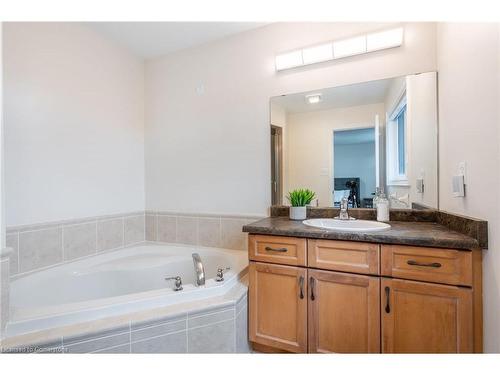 4000 Alexan Crescent, Burlington, ON - Indoor Photo Showing Bathroom