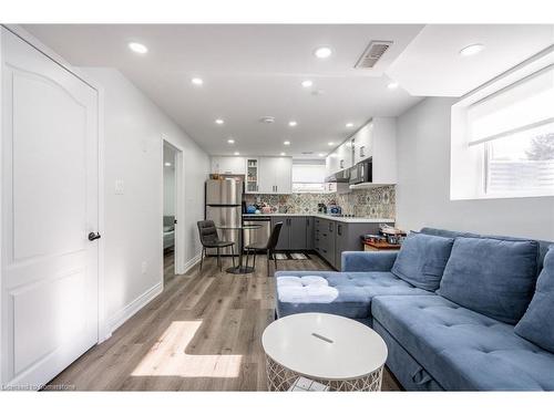 4000 Alexan Crescent, Burlington, ON - Indoor Photo Showing Living Room