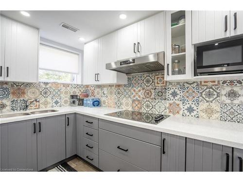 4000 Alexan Crescent, Burlington, ON - Indoor Photo Showing Kitchen With Double Sink With Upgraded Kitchen