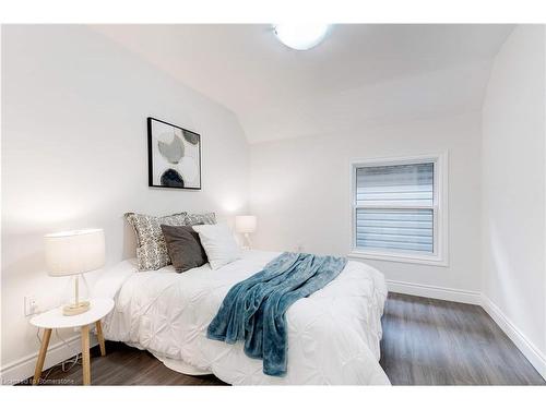 22 Francis Street, Hamilton, ON - Indoor Photo Showing Bedroom