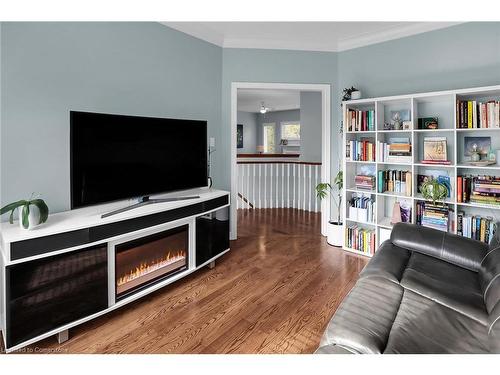 202 Livingston Avenue, Grimsby, ON - Indoor Photo Showing Living Room