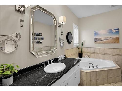 202 Livingston Avenue, Grimsby, ON - Indoor Photo Showing Bathroom