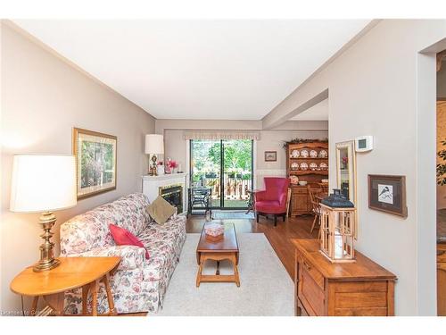 10-54 Argyle Street S, Caledonia, ON - Indoor Photo Showing Living Room