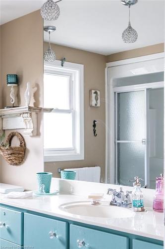 90 Robinhood Drive, Dundas, ON - Indoor Photo Showing Bathroom