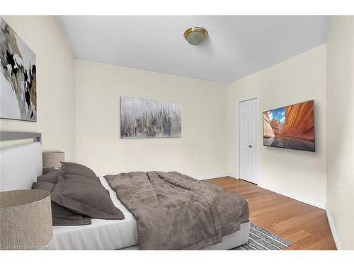 260 Bay Street N, Hamilton, ON - Indoor Photo Showing Bedroom