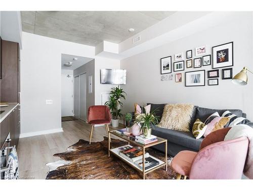 212-5 Hanna Avenue, Toronto, ON - Indoor Photo Showing Living Room