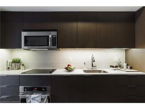 212-5 Hanna Avenue, Toronto, ON - Indoor Photo Showing Kitchen With Upgraded Kitchen