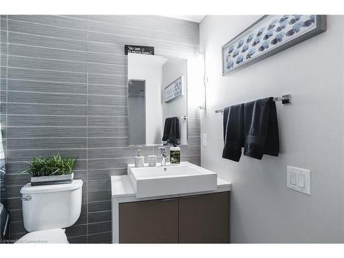 212-5 Hanna Avenue, Toronto, ON - Indoor Photo Showing Bathroom