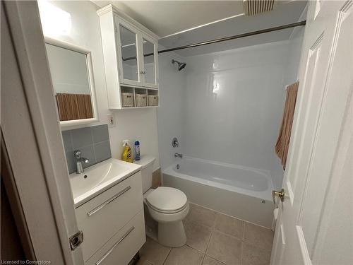 37 Bond Street S, Hamilton, ON - Indoor Photo Showing Bathroom