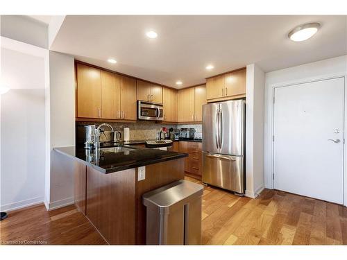 1604-551 Maple Avenue, Burlington, ON - Indoor Photo Showing Kitchen