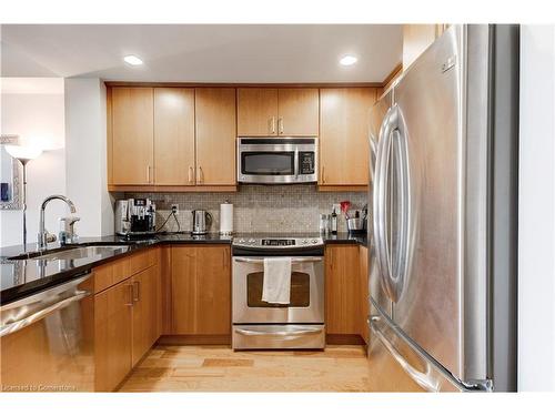 1604-551 Maple Avenue, Burlington, ON - Indoor Photo Showing Kitchen