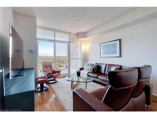 1604-551 Maple Avenue, Burlington, ON - Indoor Photo Showing Living Room