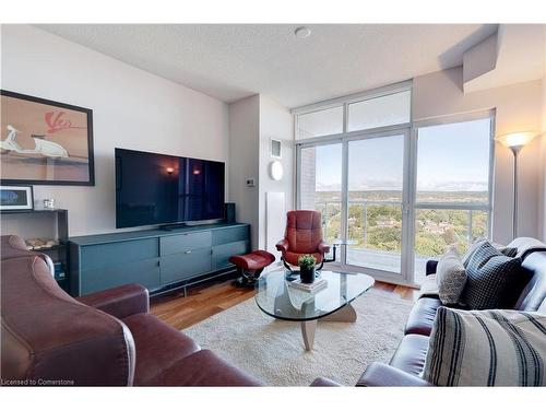 1604-551 Maple Avenue, Burlington, ON - Indoor Photo Showing Living Room