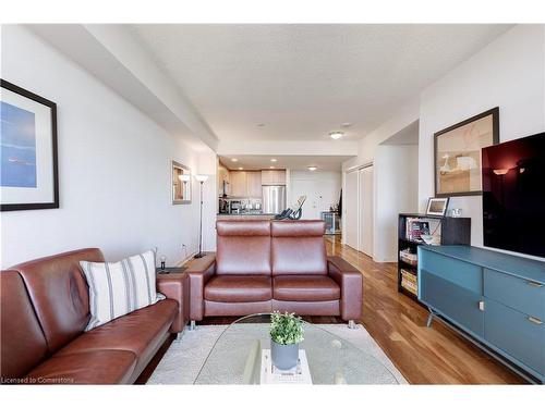 1604-551 Maple Avenue, Burlington, ON - Indoor Photo Showing Living Room