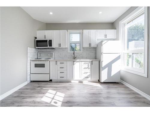 470 Ferguson Avenue N, Hamilton, ON - Indoor Photo Showing Kitchen