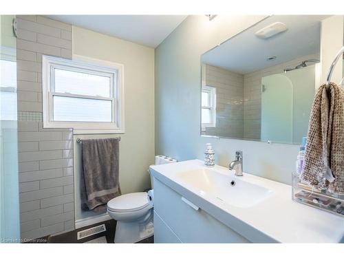 5 York Street, St. Catharines, ON - Indoor Photo Showing Bathroom