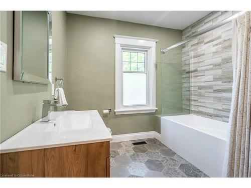 266 Stinson Crescent, Hamilton, ON - Indoor Photo Showing Bathroom