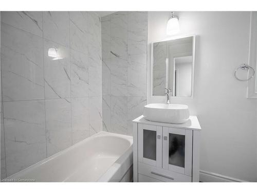 27 East 26Th Street, Hamilton, ON - Indoor Photo Showing Bathroom