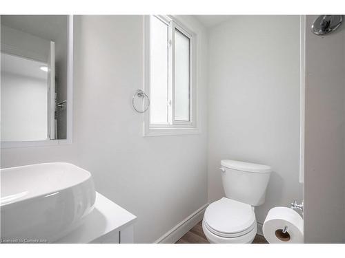 27 East 26Th Street, Hamilton, ON - Indoor Photo Showing Bathroom