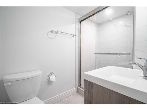 27 East 26Th Street, Hamilton, ON - Indoor Photo Showing Bathroom