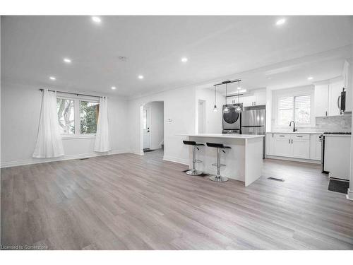 27 East 26Th Street, Hamilton, ON - Indoor Photo Showing Kitchen With Upgraded Kitchen