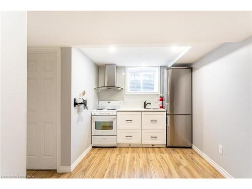 Lower-172 Berkindale Drive, Hamilton, ON - Indoor Photo Showing Kitchen