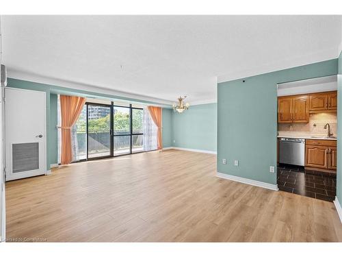 404-301 Frances Avenue, Hamilton, ON - Indoor Photo Showing Kitchen